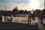 CANDEIAS DO JAMARI: Manifestantes bloqueiam trecho da BR–364