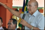 Governador entrega tablets e assina ordem de serviço para quadras poliesportivas