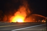 JARU: Carreta carregada de combustível pega fogo ao tombar na curva da morte