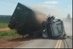 Motorista filma acidente entre duas carretas na BR–364 em Pedra Preta; assista o vídeo 