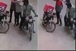 ROUBO NA LESTE DA CAPITAL: Trio criminoso corre para condomínio após assaltar motoboy de delivery