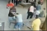 MARIDO FUGIU: Mulher é espancada e arrastada pelos cabelos em praça pública na capital