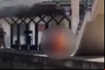 INCONFORMADO: Homem ateia fogo em sua ex–companheira em estação de trêm – VÍDEO
