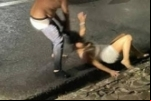 BÊBADO: Homem bate cabeça da namorada contra parede e a arrasta pelos cabelos