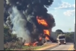 Acidente entre carretas e Montana deixa um óbito e causa incêndio de grandes proporções na BR–364 – VÍDEO