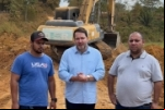 Deputado Alex Redano vistoria obras e concede entrevista em Buritis
