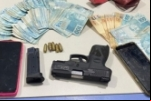 FITA DADA: Foragido é preso com arma e dinheiro após fazer família refém durante roubo na zona leste