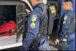 Um suspeito é baleado e dois são presos com arma após troca de tiros
