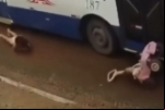 VÍDEO: Mãe e bebê em carrinho escapam milagrosamente de atropelamento por ônibus em Cuiabá