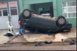 URGENTE: Carro capota após acidente e motorista causador foge em Porto Velho